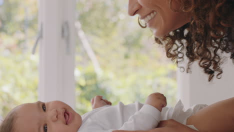 Madre-Feliz-Cuidando-Al-Bebé-En-Casa-Mamá-Amorosa-Cuidando-Al-Niño-Calmando-Suavemente-A-Su-Hijo-Disfrutando-De-La-Maternidad