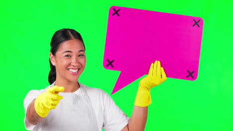 mujer asiática, ama de llaves y burbuja de habla