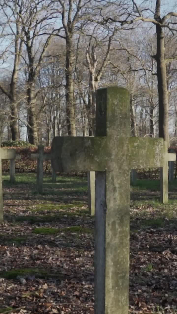 cementerio de guerra en un paisaje forestal de invierno