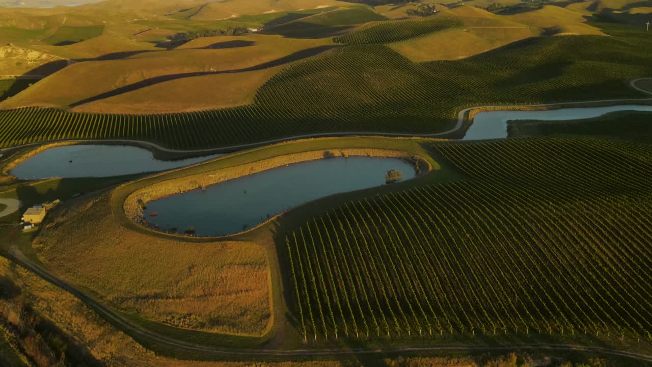lago artificial para el riego de viñedos, industria vitivinícola en marlborough, nueva zelanda - retirada aérea