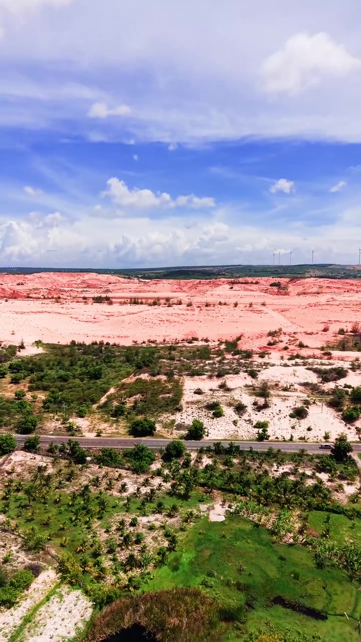 Vedute aeree di Hoa Thang a Lam Dong. Cattura aree verdi, cieli azzurri e il paesaggio in diversi momenti. La località è ricca di bellezza naturale