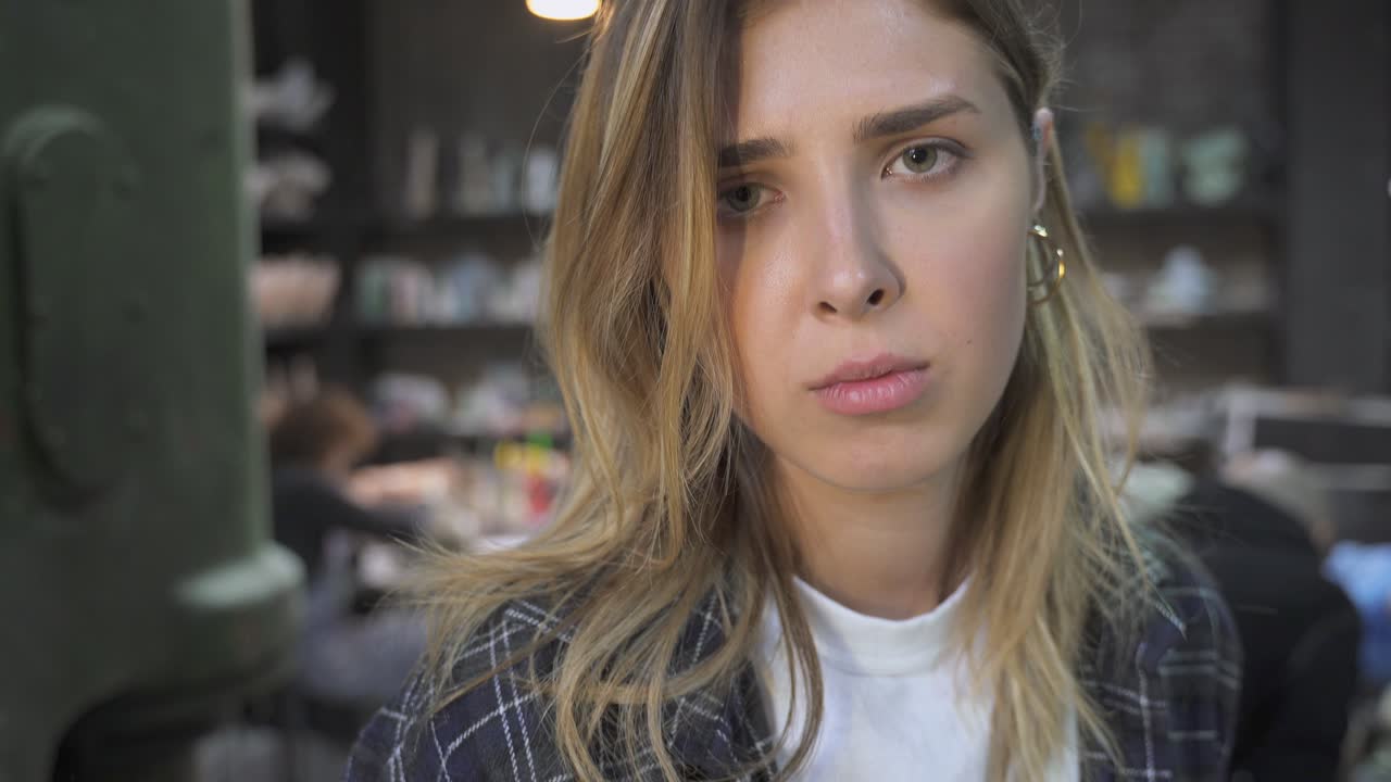 Donna con diverse espressioni