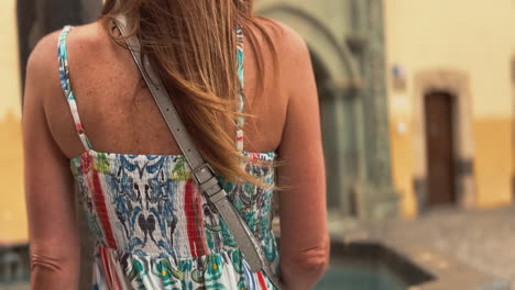 tourist looking at the historic casa de colon in las palmas de gran canaria
