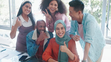 equipo, diversidad y pulgares arriba con la mano de paz