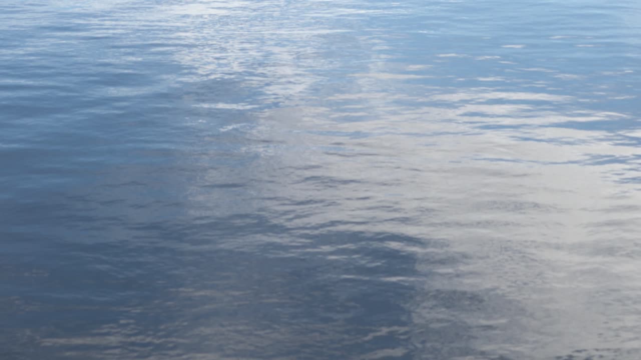 푸른 물을 반사하는 흰 구름과 반사 호수 배경