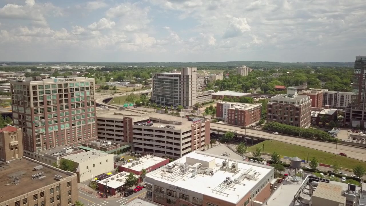 Luftfoto på dagtid over Arkansas-elven i sentrum av Little Rock, Arkansas, USA