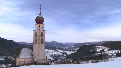 Nubes-De-Lapso-De-Tiempo-Sobre-Una-Iglesia-Oriental-En-Un-Pueblo-Tirolés-Nevado-En-Los-Alpes-En-Austria-Suiza-Italia-Eslovenia-O-Un-Country-De-Europa-Del-Este