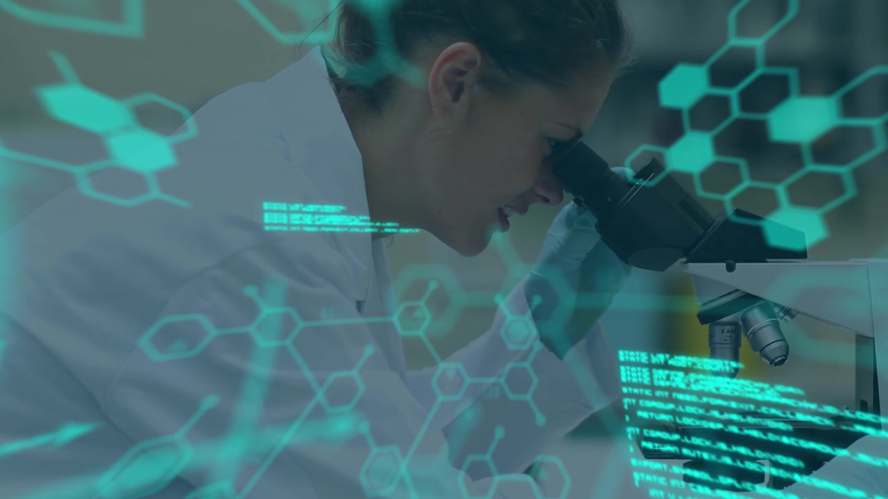 Scienziato che usa un microscopio con sovrapposizione di dati digitali
