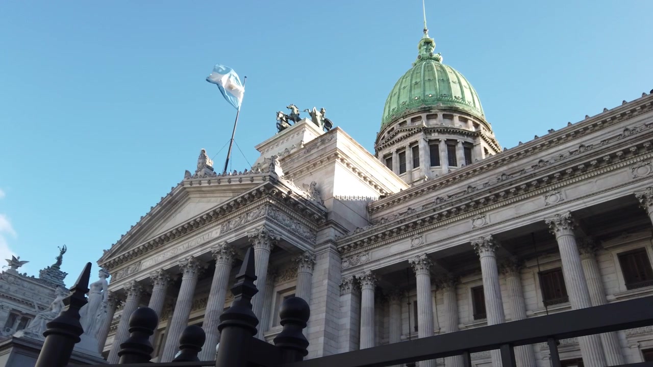 Panorámica lenta en contrapicado de la arquitectura neoclásica del Palacio del Congreso Nacional en Buenos Aires.