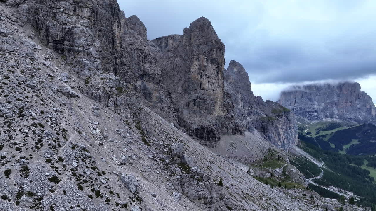 웅장한 돌로마이트 산맥 (dolomites mountains) 은 천천히 바위 리 봉우리를 형성하고 있습니다.