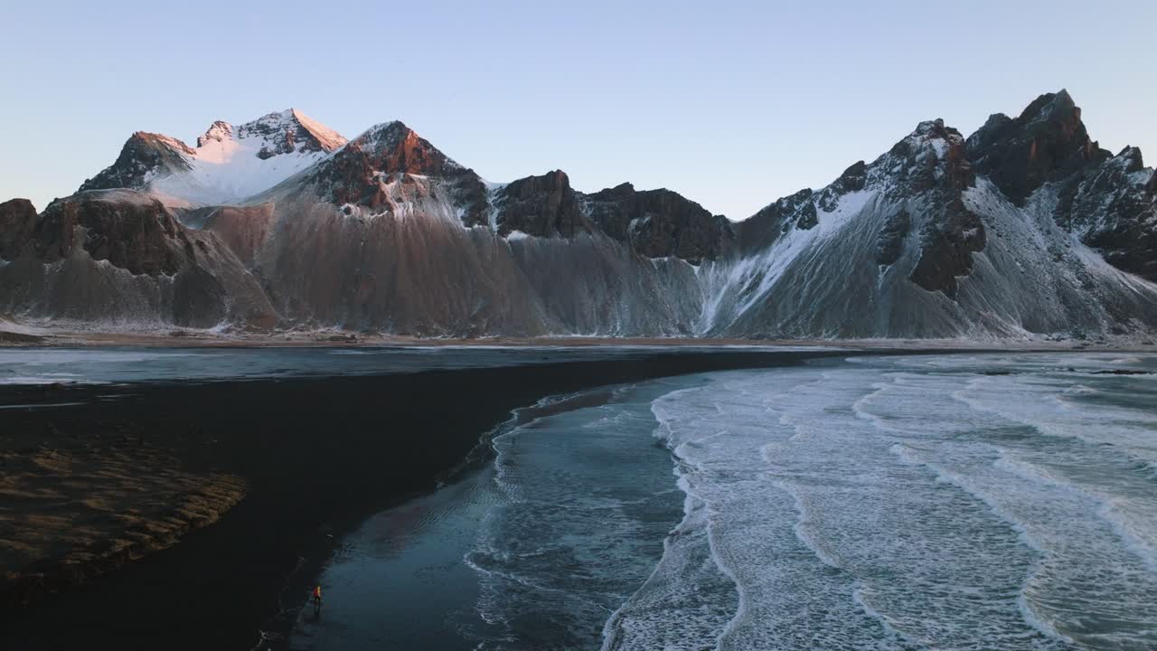vista aérea sobre la playa de arena negra de stokksnes, soleada tarde de invierno en islandia