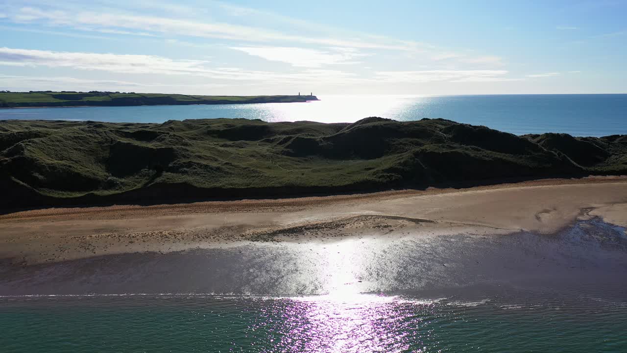 아일랜드의 트라모어 해변의 조감도, 배경의 모래언덕
