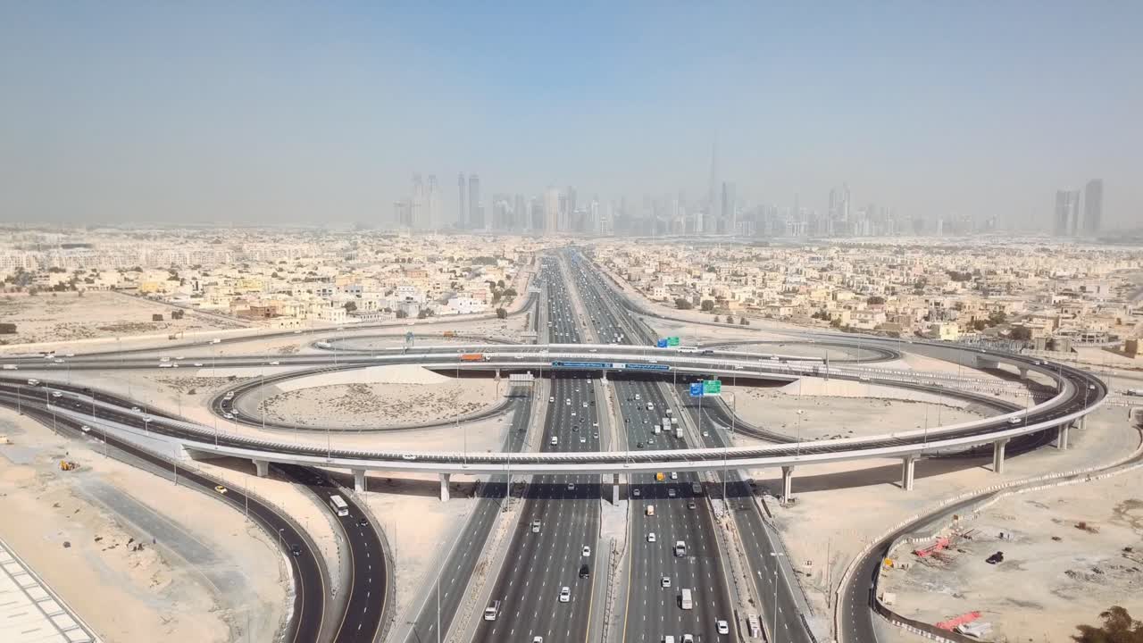 Vista aerea della trafficata Al Khail Road a Dubai, Emirati Arabi Uniti, con lo skyline della città in lontananza.