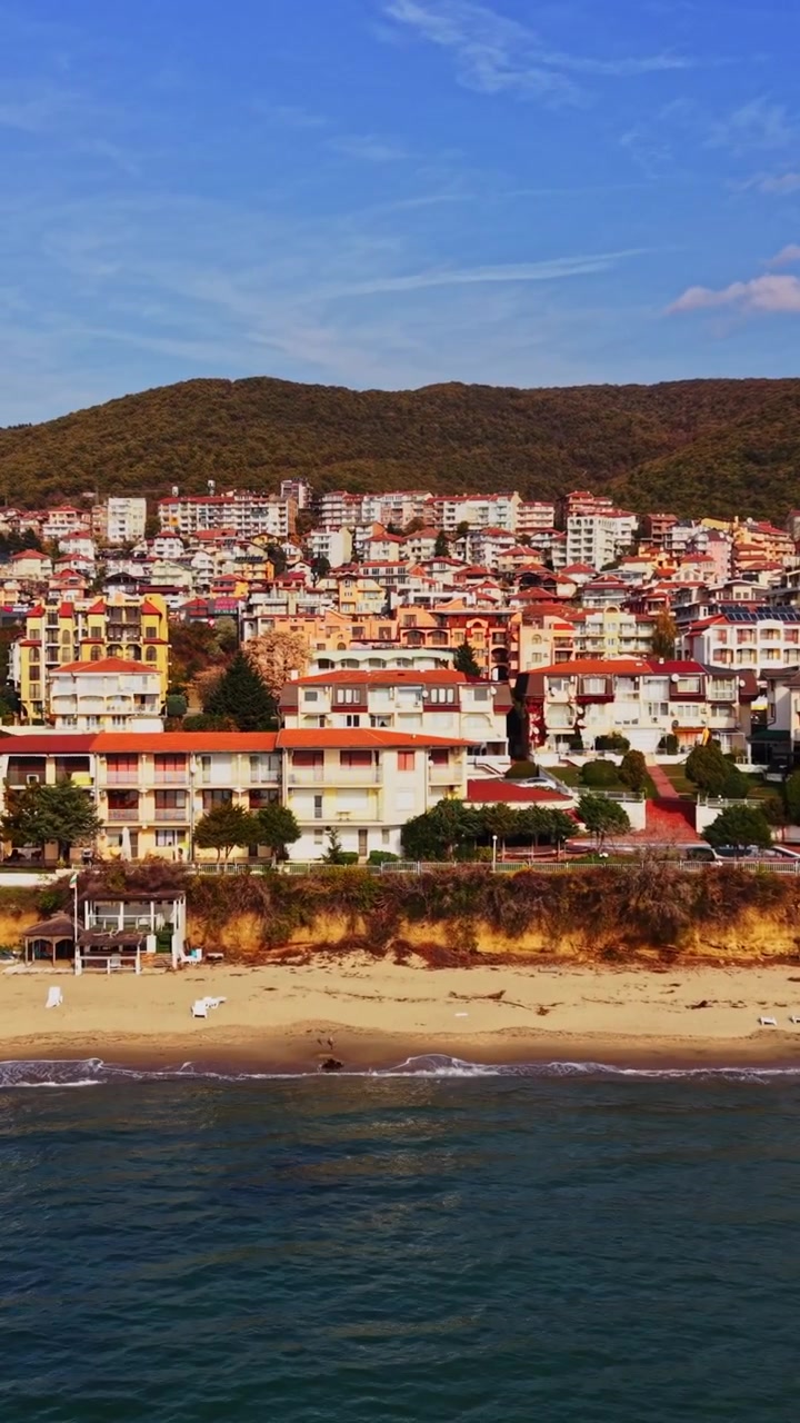 Luftfoto af en livlig bulgarsk kystby ved havet