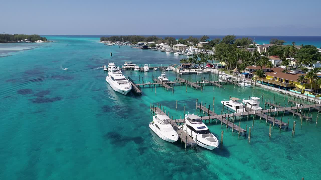 Una ripresa in 4K con drone della Bimini Blue Water Marina, a North Bimini, una piccola catena di isole situata al largo delle coste delle Bahamas.