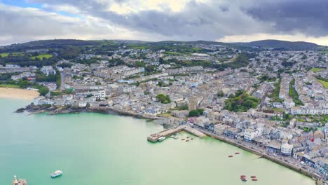 Vista-Aérea-Cinematográfica-Sobre-La-Ciudad-Y-El-Puerto-De-St-Ives-En-Cornwall-U