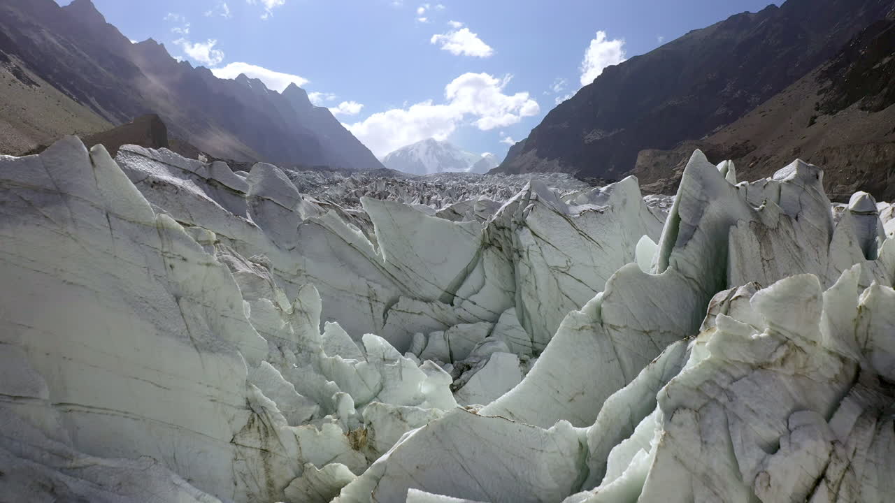 toma de drones de hielo glaciar en los prados de hadas de pakistán, toma aérea que se eleva lentamente