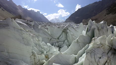 Toma-De-Drones-De-Hielo-Glaciar-En-Los-Prados-De-Hadas-De-Pakistán,-Toma-Aérea-Que-Se-Eleva-Lentamente