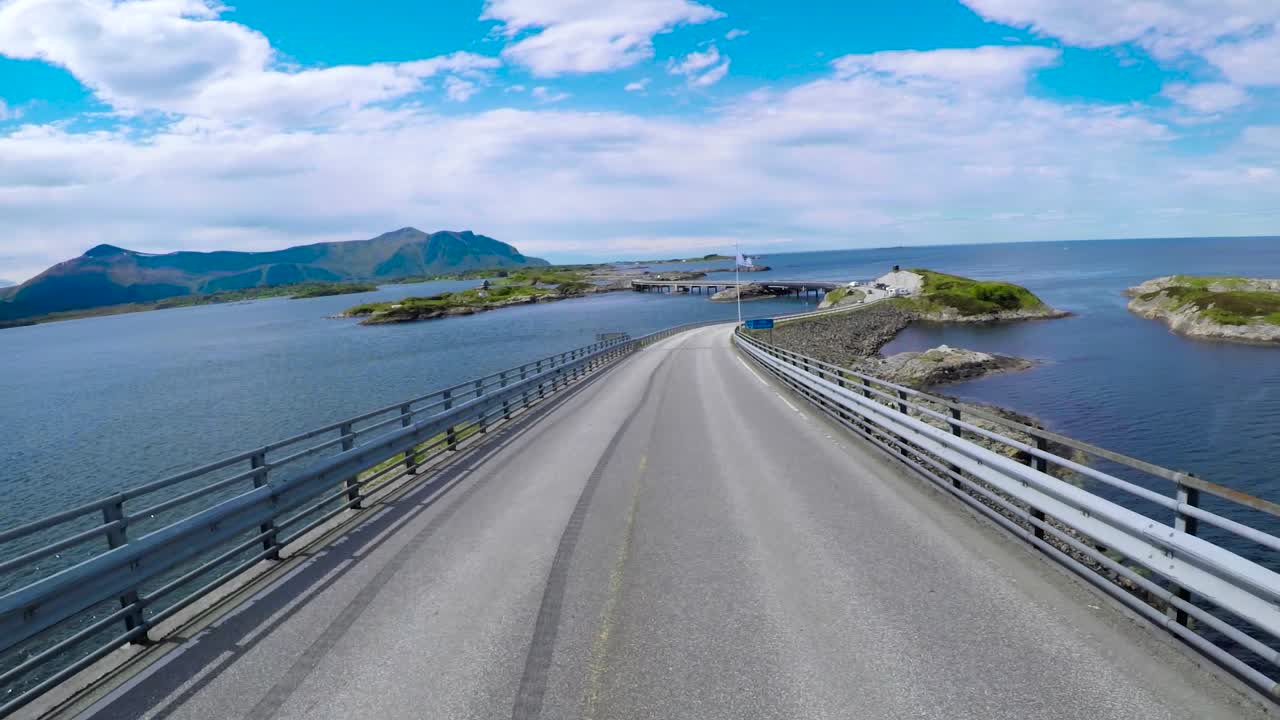 автомобиль, едущий по дороге в норвегии атлантическая океанская дорога или атлантическая дорога (atlanterhavsveien) был награжден титулом (норвежская конструкция века).