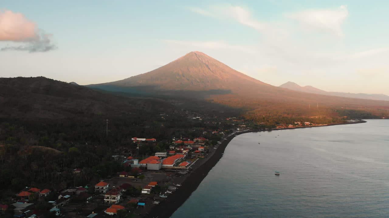 Vulcão Agung com luz dourada ao nascer do sol.