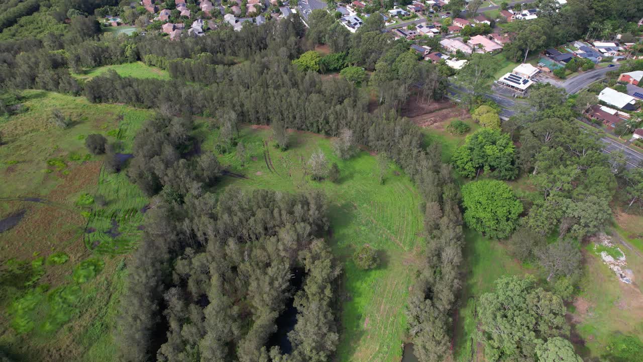 suburbio de elanora en la costa dorada, queensland, australia - toma aérea de un avión no tripulado