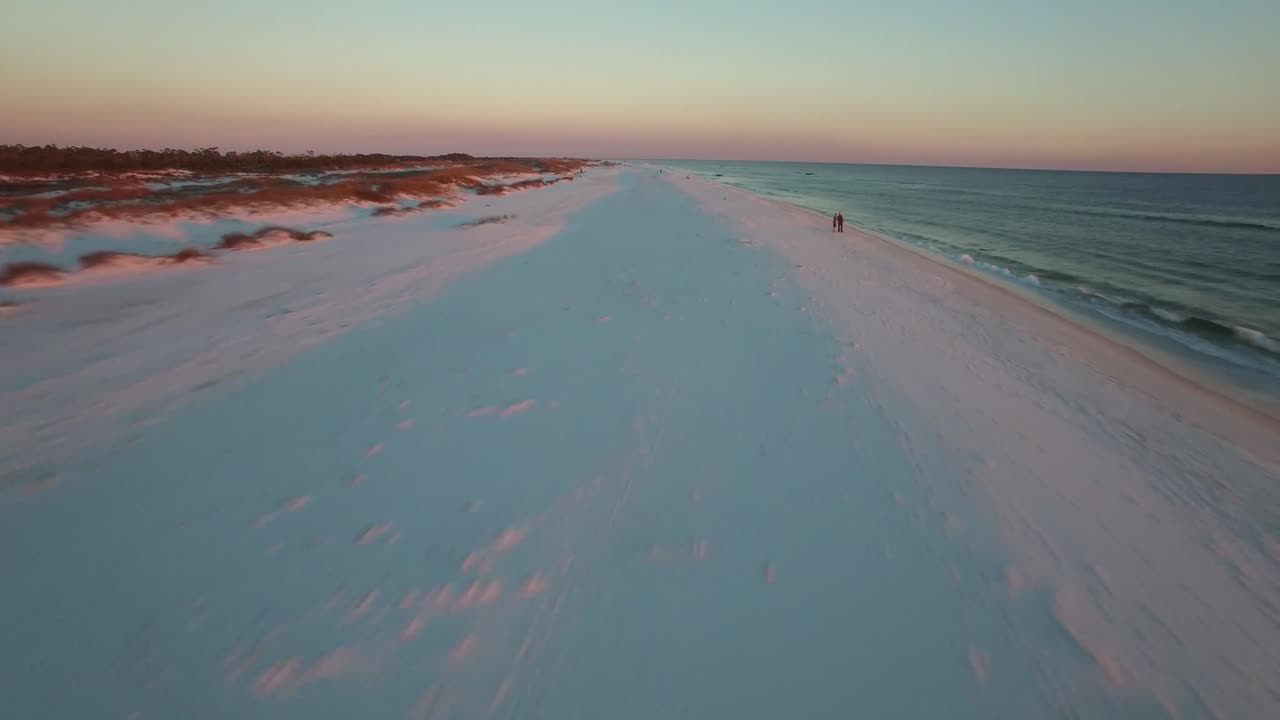 una hermosa toma aérea sobre playas de arena blanca al atardecer cerca de pensacola florida 2