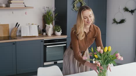 Kaukasische-Frau-Legt-Frische-Tulpen-In-Die-Vase.