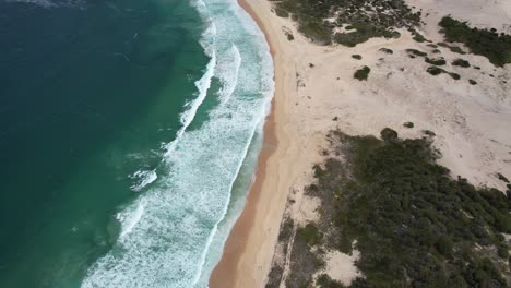 Playa-Con-Olas-Del-Océano-Chapoteando-En-La-Orilla-Arenosa-En-El-Lugar-Aborigen-De-Dark-Point,-Nueva-Gales-Del-Sur,-Australia---Toma-Aérea