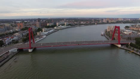 Vista-Aérea-De-Rotterdam-Con-El-Puente-Willem