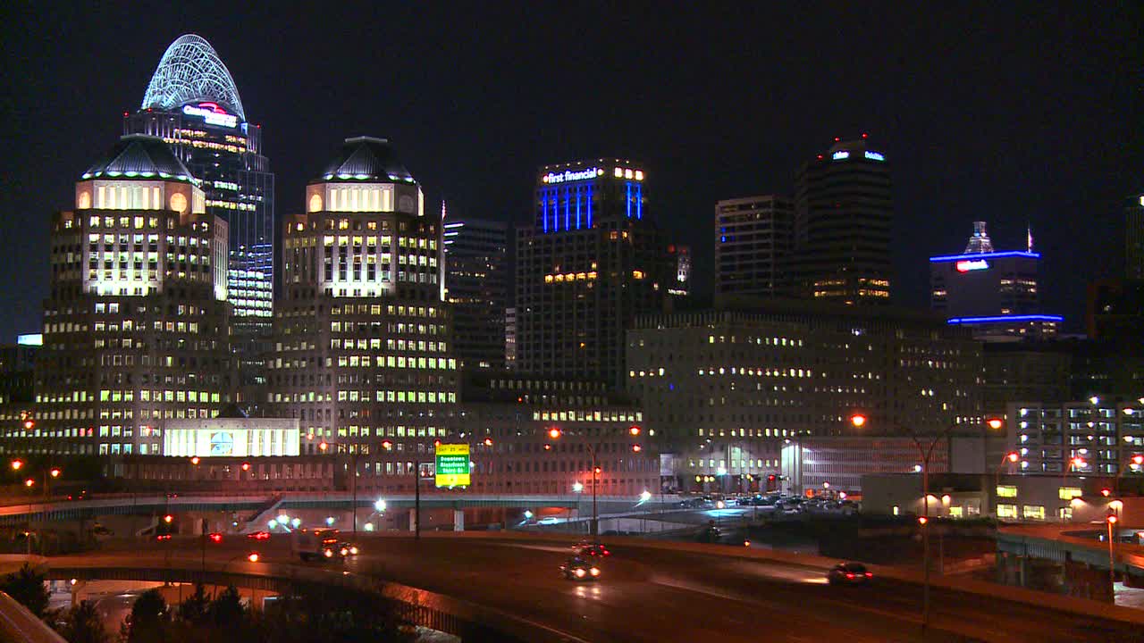 고속도로 전경 1 밤에 신시내티 오하이오의 설정 샷