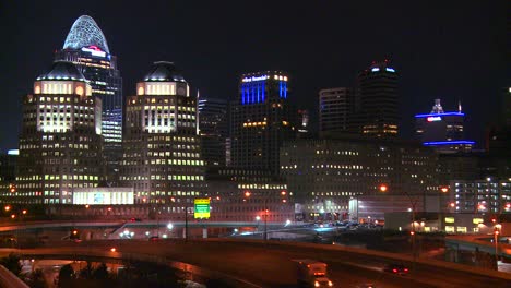 Una-Toma-De-Establecimiento-De-Cincinnati-Ohio-En-La-Noche-Con-Autopistas-En-Primer-Plano-1