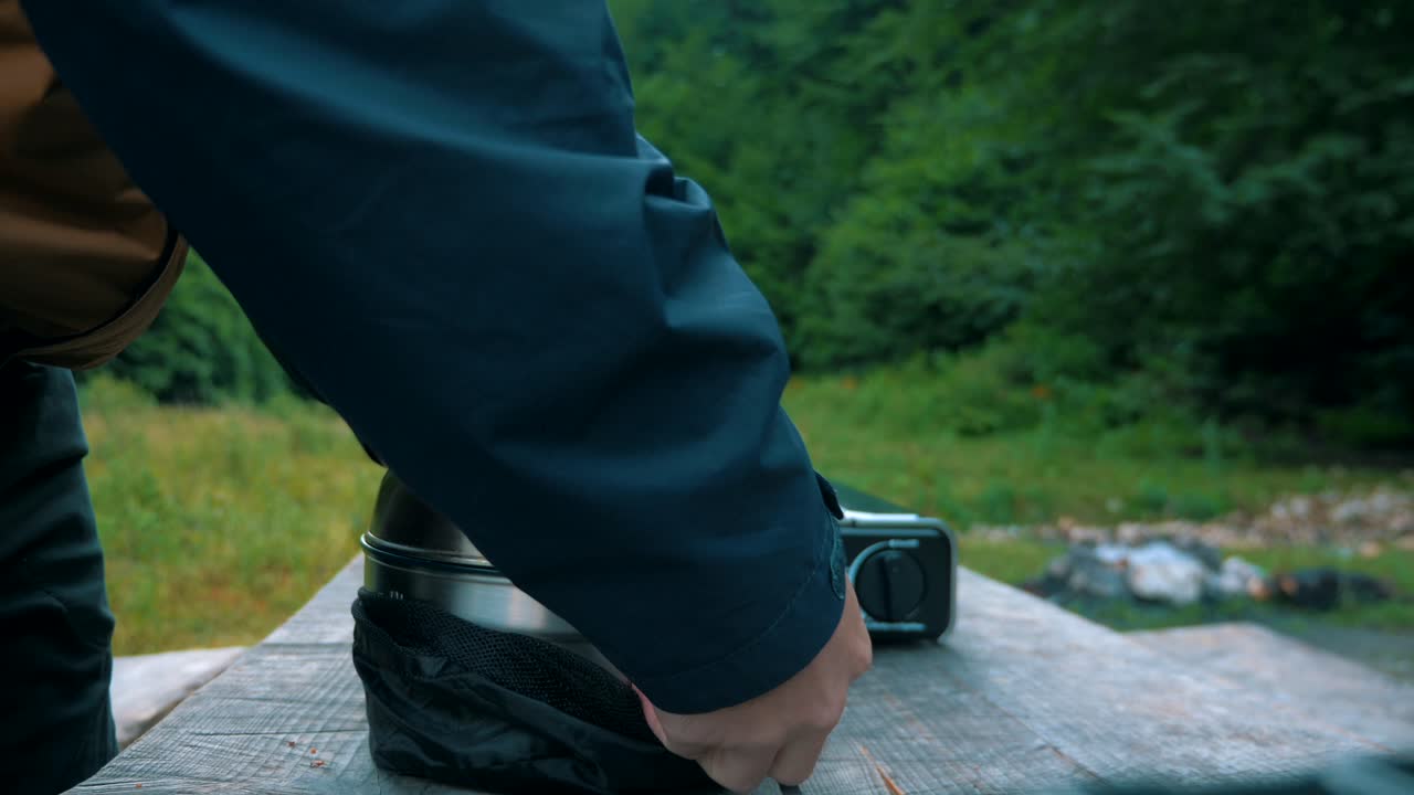 요리 세트 4k를 준비하는 남자