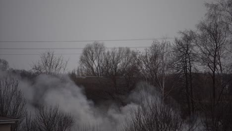 Incendio-En-Una-Casa-Privada-Humo-Espeso-Se-Eleva-Por-Encima-De-Los-Tejados.