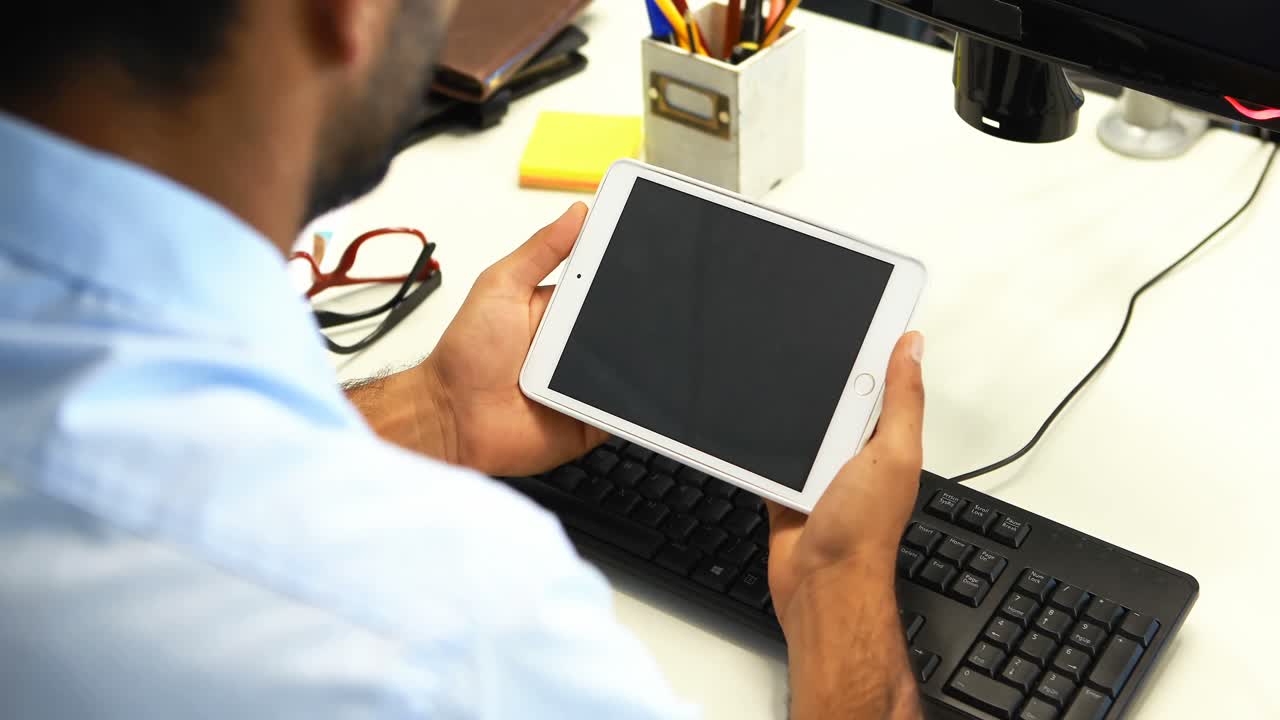ejecutivo masculino usando una tableta digital