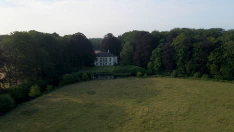 Foque-De-Una-Hermosa-Mansión-En-Una-Gran-Finca-Verde