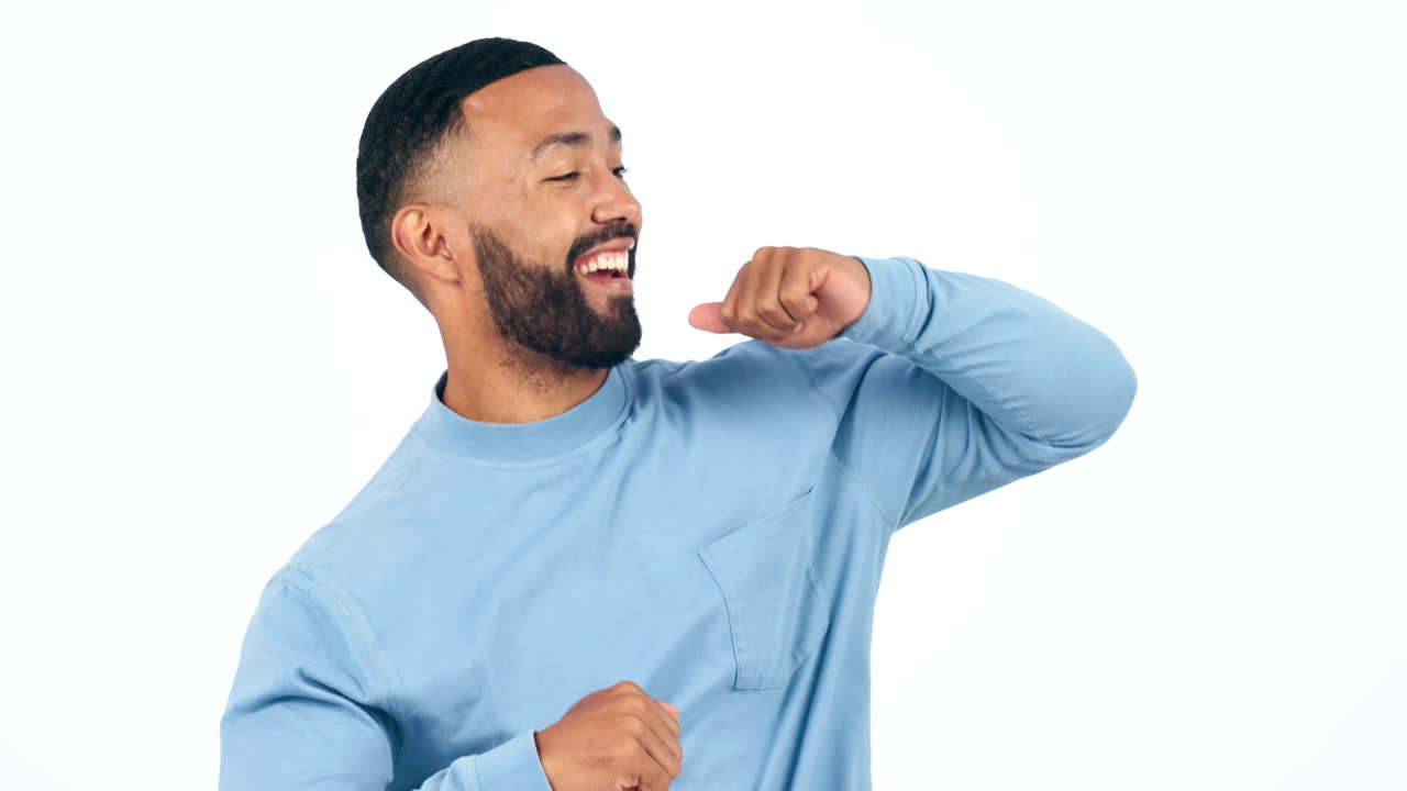 joven, bailando y feliz en el estudio