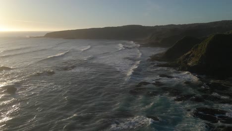 puesta de sol en una playa en la reserva costera valdiviana en el sur de chile