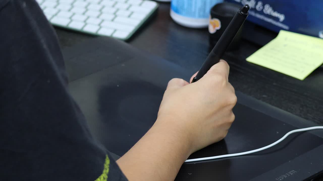 artista dibujando en una tableta digital