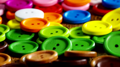 redondeo de botones de alta costura coloridos, botones de todos los colores de alta moda para coser en la ropa.