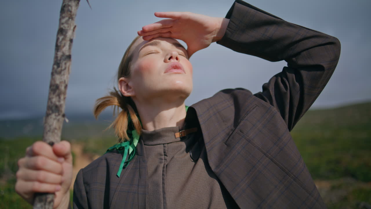 가까운 모험 여성은 산에서 멀리보고 있습니다. 지이를 가진 소녀 하이커