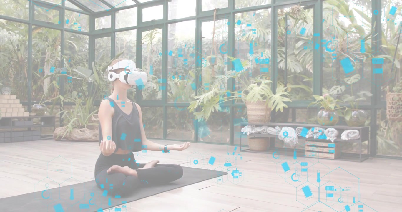 Donna con visore VR che alza le braccia attivando icone blu, assumendo una posizione meditativa in una veranda.