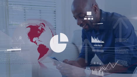 Animación-Del-Procesamiento-De-Datos-Y-Diagramas-Sobre-El-Mundo-Y-El-Hombre-Afroamericano-Usando-Un-Teléfono-Inteligente