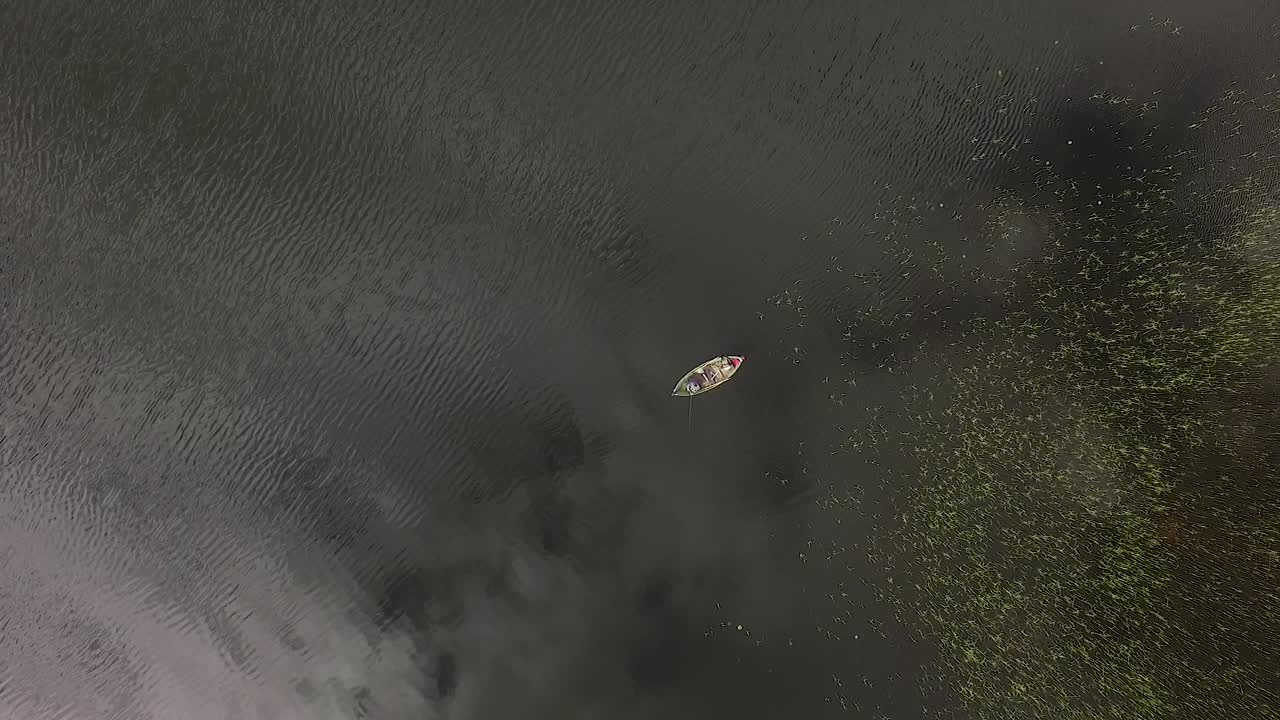 공중에서 보트 넓은 시야에 있는 어부