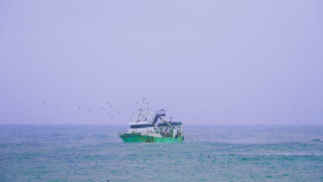 Barco-Pesquero-Arrastrero-En-El-Mar-Después-De-La-Tormenta.