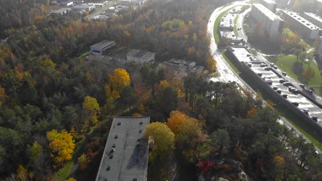 Dolly-Aéreo-Hacia-Adelante-Sobre-La-Ciudad-Durante-El-Otoño