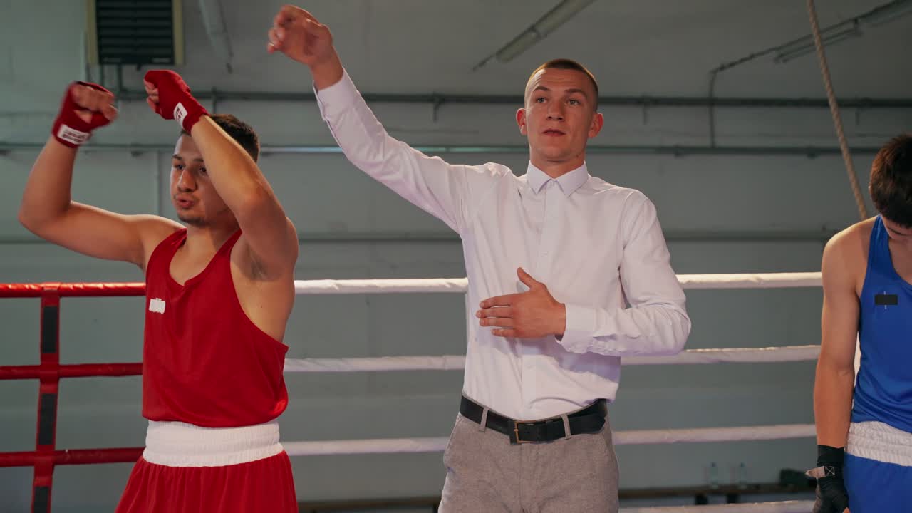 Pugili e arbitro sul ring