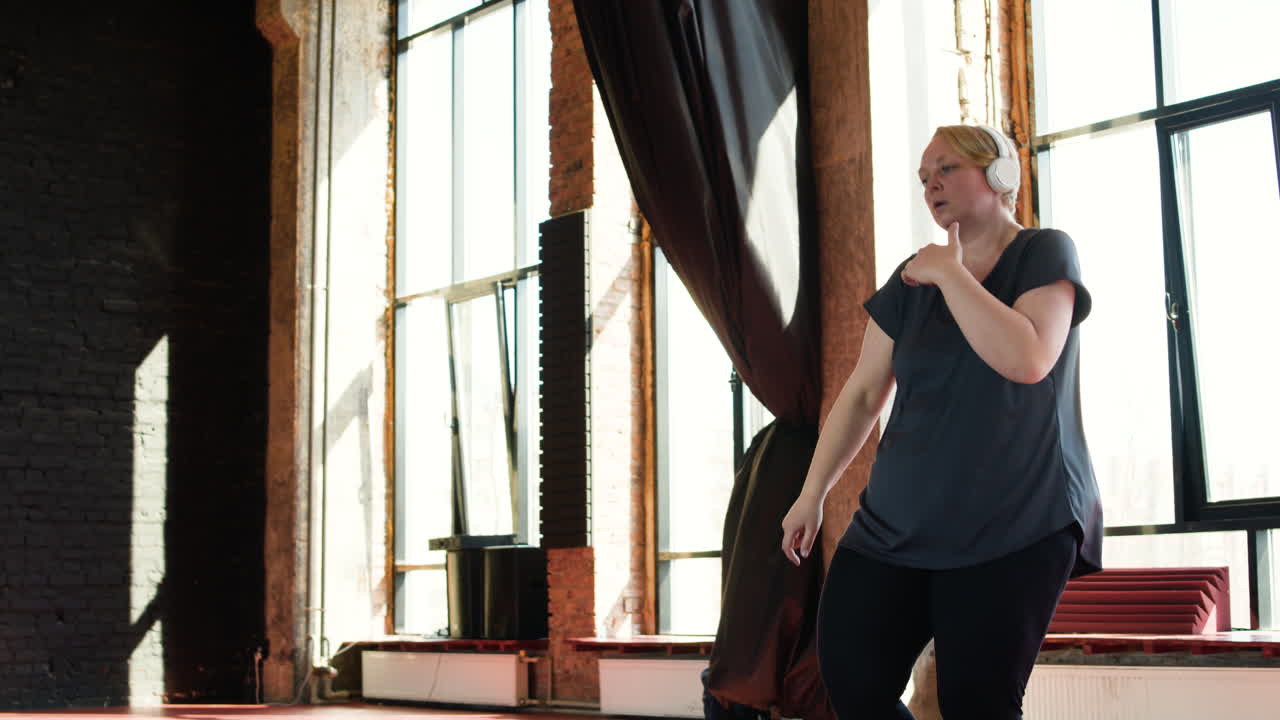 женщина танцует в помещении.