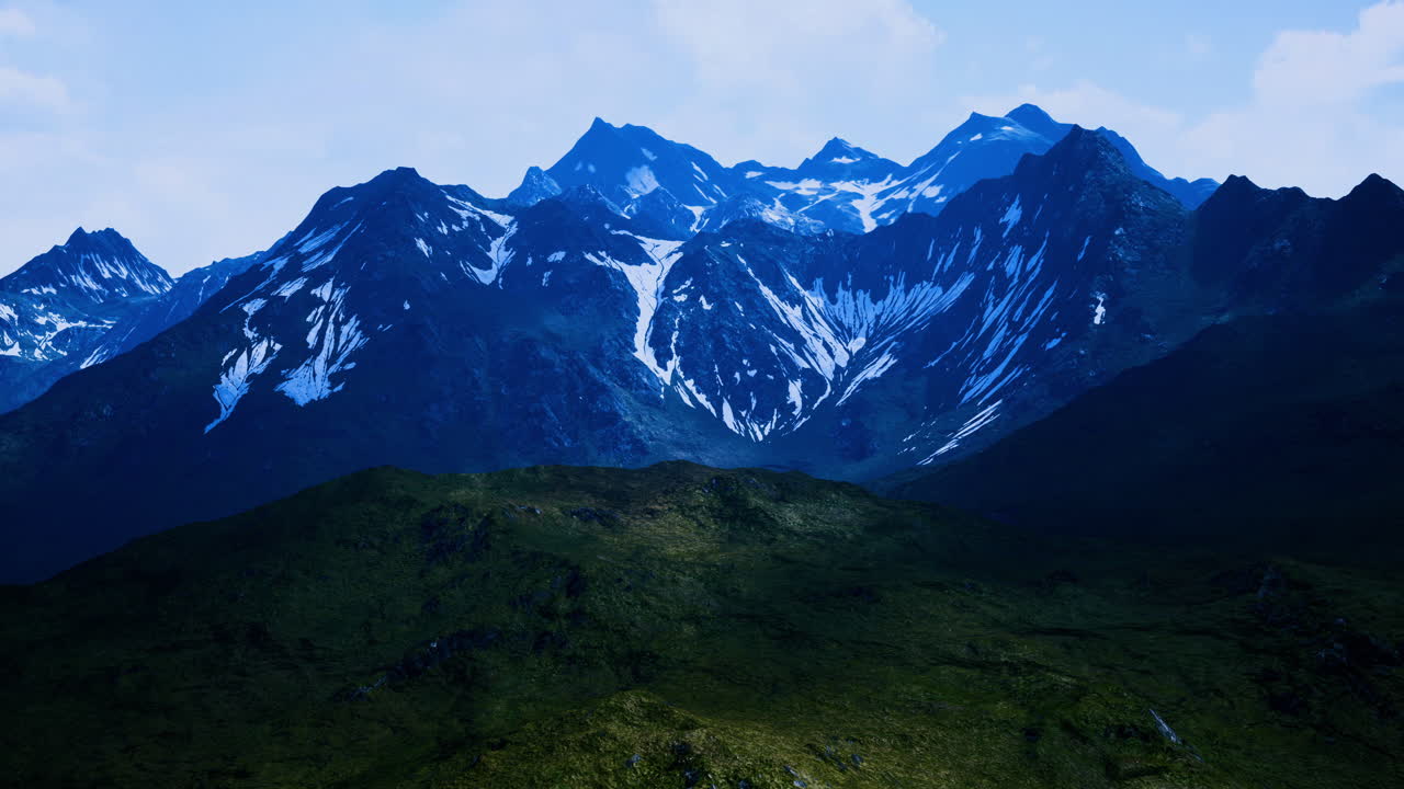 웅장 한 눈 인 산 들 이 낮 에 울창 한 초록색 풍경 위 에 아 있다