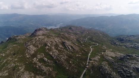 Vista-Aérea-De-Altas-Montañas-Rocosas