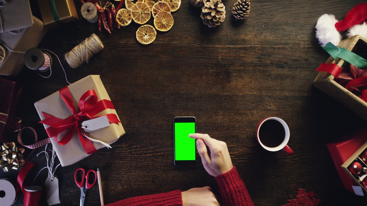 vista superior manos de navidad bebiendo café usando teléfonos inteligentes comprando en línea desde arriba - dragón épico rojo